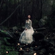 дівчина в лісі
